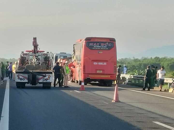 Xe khách va chạm với xe đầu kéo trên cao tốc, 9 người thương vong- Ảnh 1.