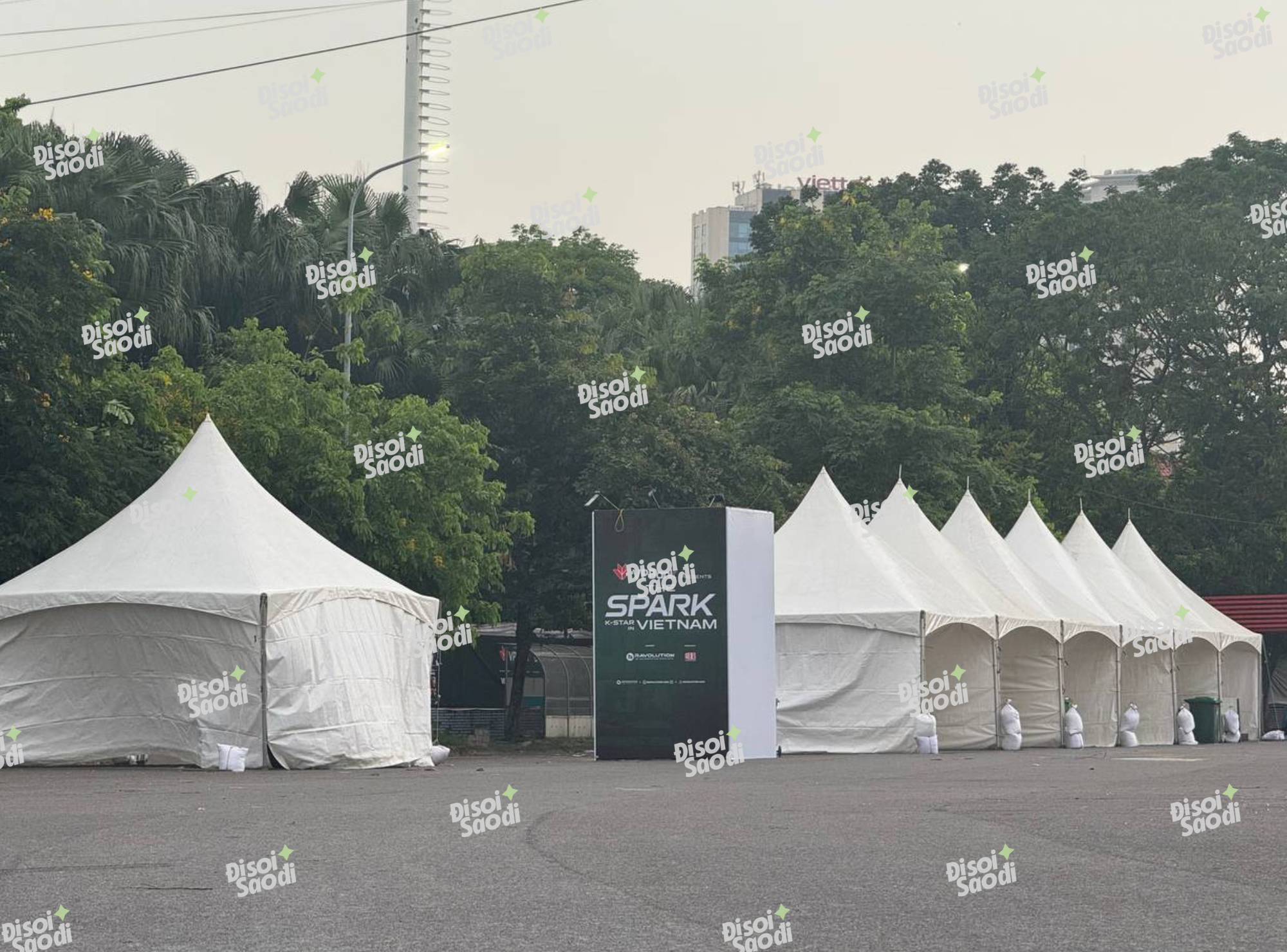 Còn 2 ngày là gặp G-Dragon: Sân khấu dần hoàn thiện, fan trồng cả vườn cúc tại Mỹ Đình!- Ảnh 5.