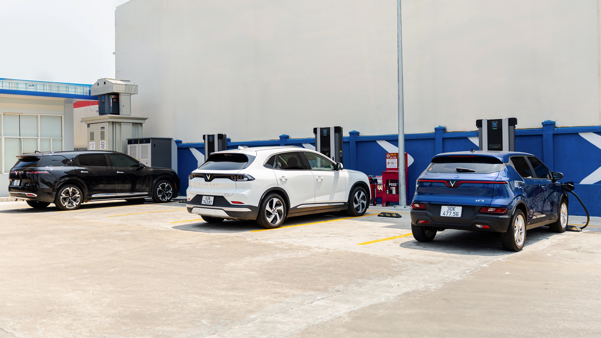 Bán gần 6 vạn xe trong 5 tháng, VinFast không để đối thủ kịp thở: Toyota và Hyundai cộng lại không bằng, còn cách mục tiêu ông Phạm Nhật Vượng đặt ra bao xa?- Ảnh 2.