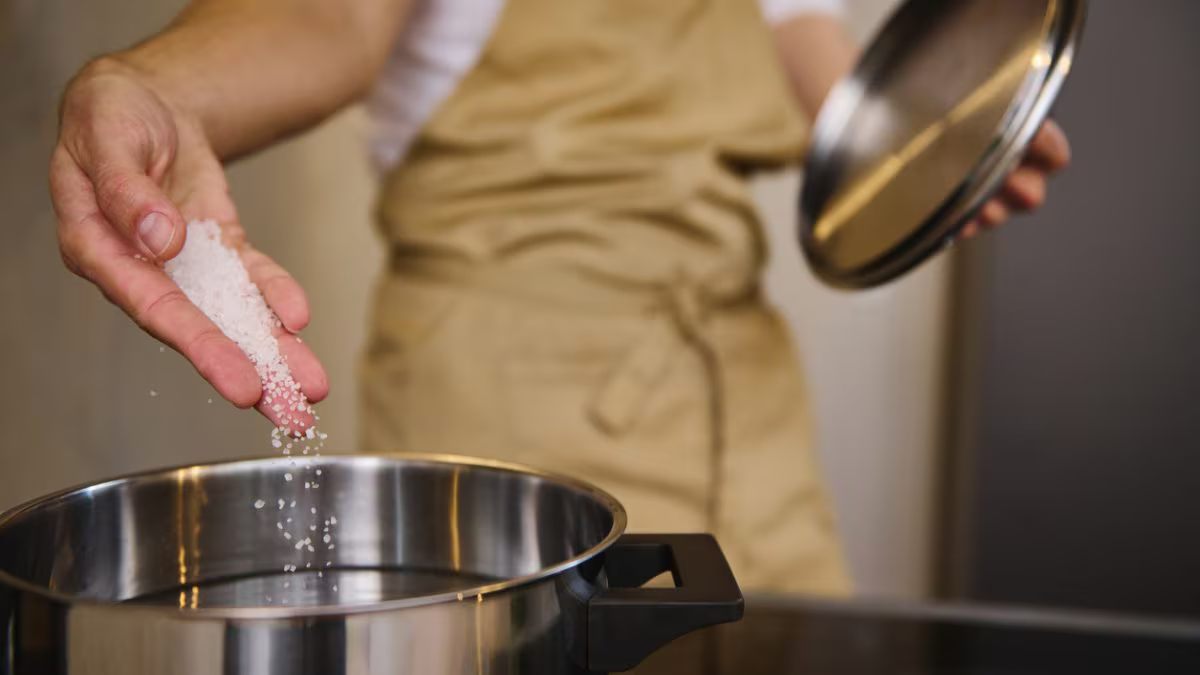 why-never-salt-on-already-cooked-food-1750310562190-1750310562500352592966.jpg