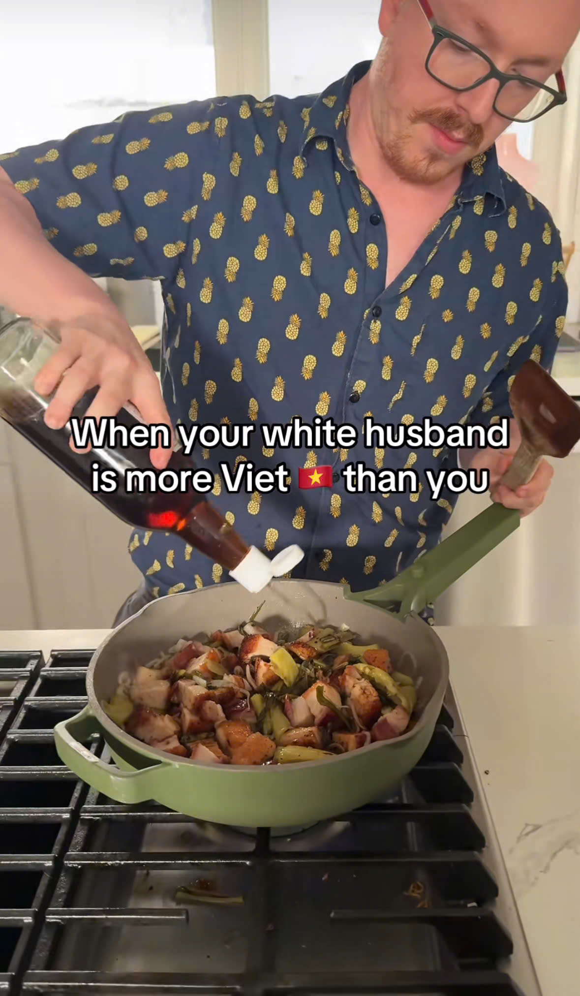 Chồng Tây khoe thành quả muối dưa cải, đem đi xào thịt heo đãi vợ Việt: Trình đến mức đã mua hẳn 1 thứ về học- Ảnh 3.
