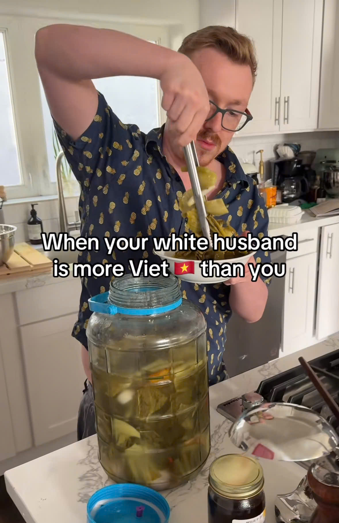 Chồng Tây khoe thành quả muối dưa cải, đem đi xào thịt heo đãi vợ Việt: Trình đến mức đã mua hẳn 1 thứ về học- Ảnh 2.