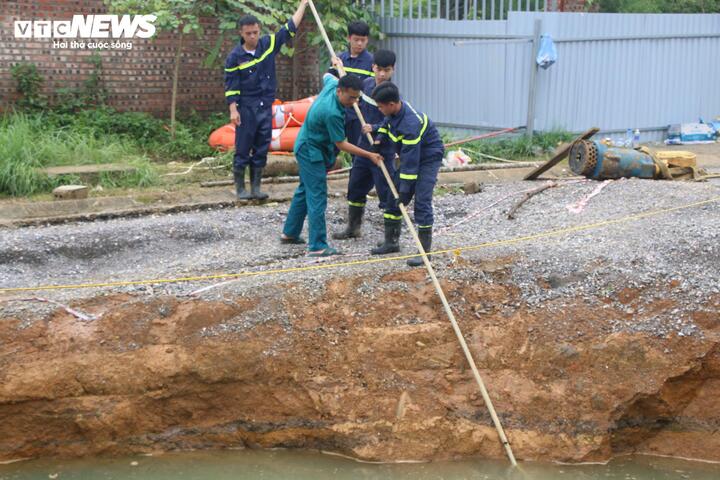 Xe máy rơi xuống 'hố tử thần': Nước dâng trở lại, 1 tuần chưa tìm thấy nạn nhân- Ảnh 3.