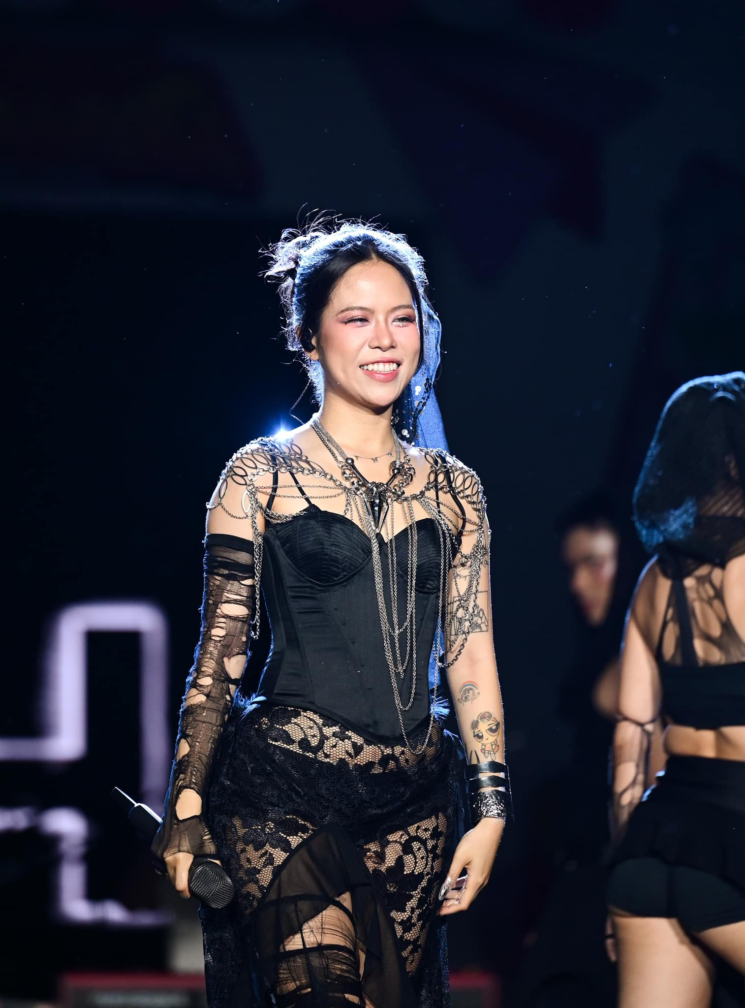 Vừa tuyên bố ngưng hát “thánh ca thất tình”, nữ rapper hot nhất Vbiz đưa luôn bạn trai lên sân khấu làm rộ tin cầu hôn- Ảnh 7.