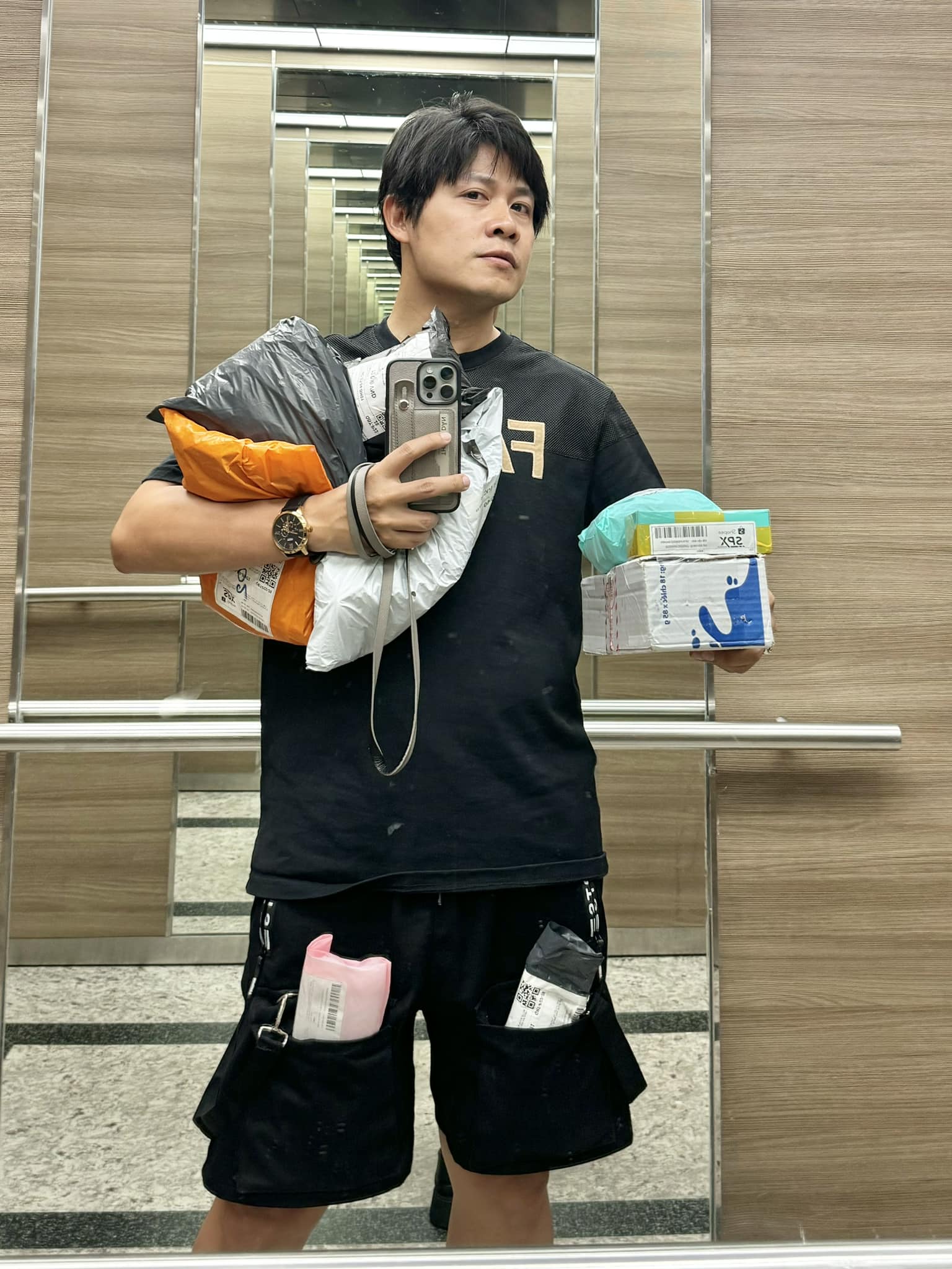 Nhạc sĩ Nguyễn Văn Chung hỏi shipper 7 chữ khi con gái lớn mua hàng online suốt ngày, cả cõi mạng “ngỡ ngàng”- Ảnh 1.