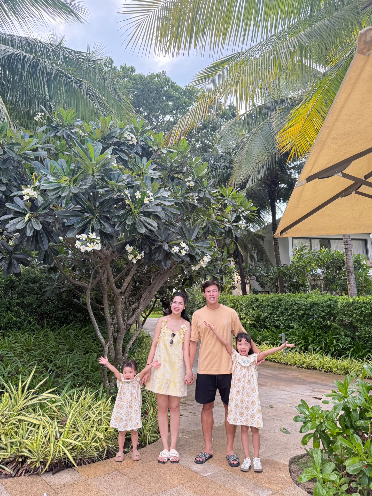 Hoa khôi 3 lần từ chối cầu thủ nổi tiếng vẫn rơi vào lưới tình, giờ ở biệt thự, nhìn như gái đôi mươi- Ảnh 1.