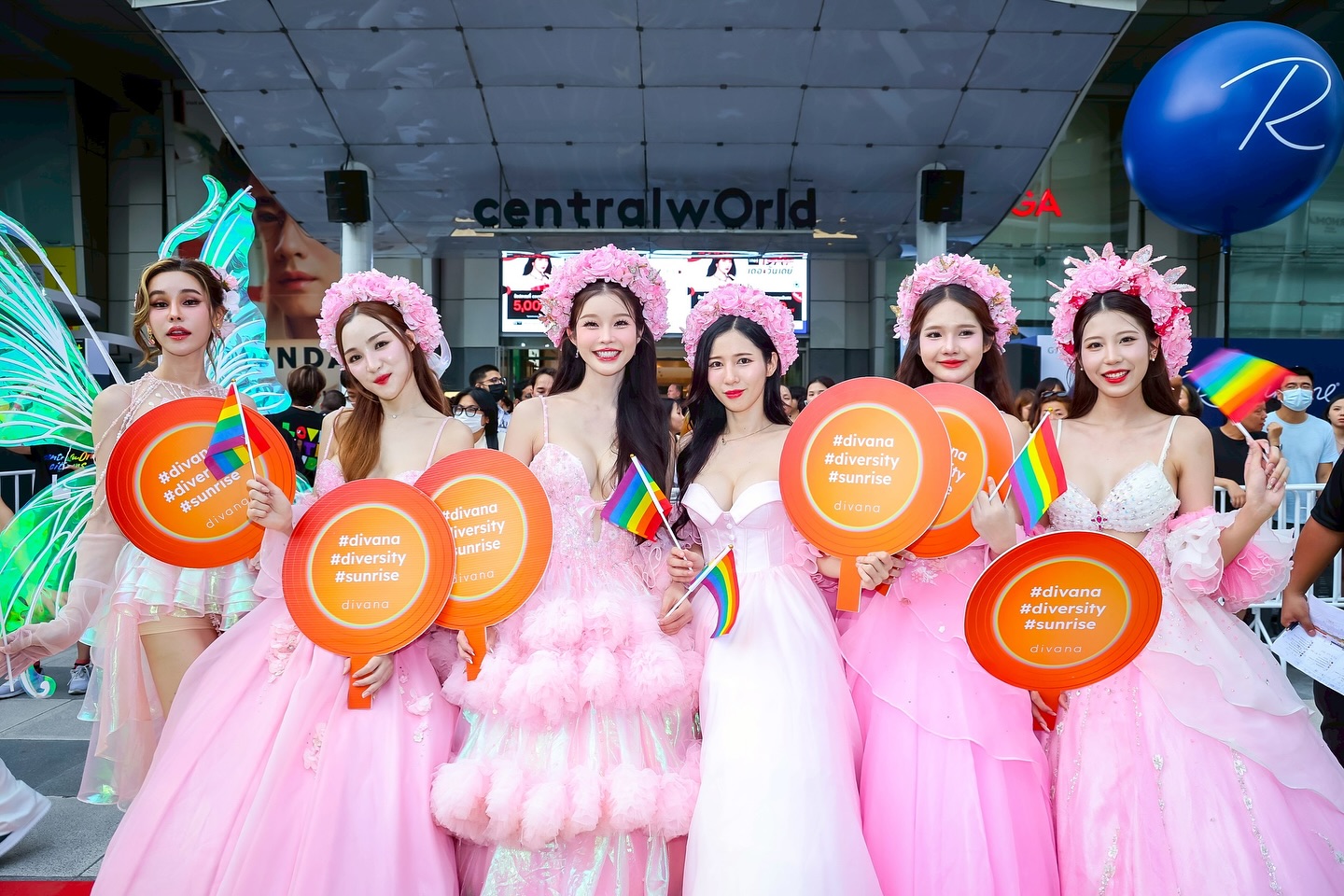 Lễ diễu hành của cộng đồng đồng tính tại Thái Lan gây bão: Cả Bangkok ùa xuống đường ủng hộ khối "là chính mình"- Ảnh 9.