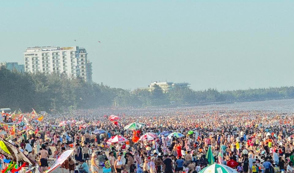 Cảnh tượng kín đặc người ở một bãi biển đang hot nhất nhì miền Bắc, nghe lý do nhiều người phải thừa nhận- Ảnh 2.