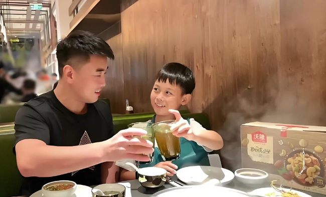 2 bố con tr&ograve; chuyện trong qu&aacute;n ăn, kh&aacute;ch b&agrave;n b&ecirc;n nghe được 1 c&acirc;u, vội đăng l&ecirc;n MXH: C&aacute;ch dạy con n&agrave;y lạ qu&aacute;!- Ảnh 1.