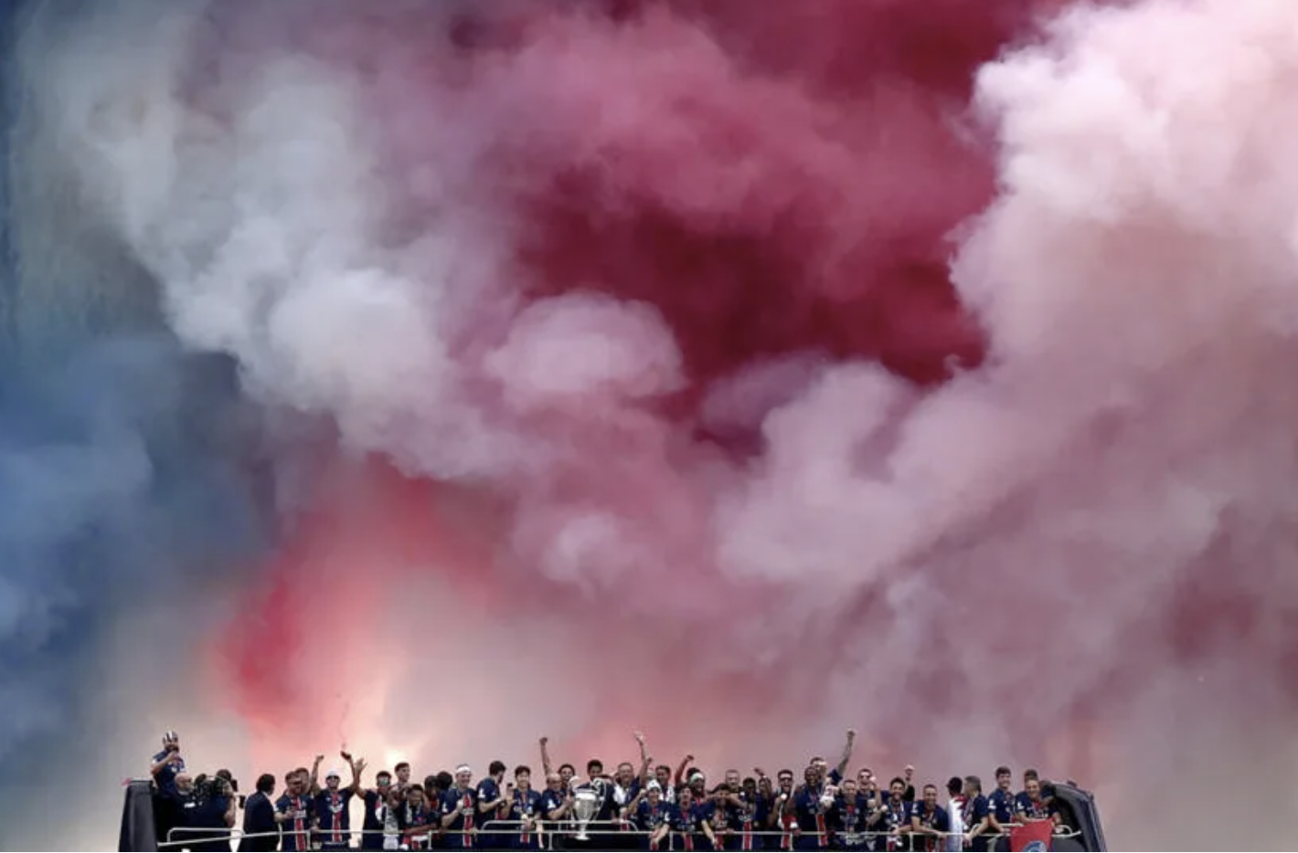 Video: Kinh hoàng cảnh bạo loạn mừng PSG vô địch khiến Paris chìm trong máu và nước mắt, 559 người bị bắt, 692 vụ cháy- Ảnh 1.