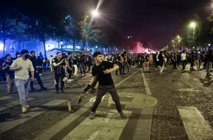 Video: Kinh hoàng cảnh bạo loạn mừng PSG vô địch khiến Paris chìm trong máu và nước mắt, 559 người bị bắt, 692 vụ cháy- Ảnh 3.