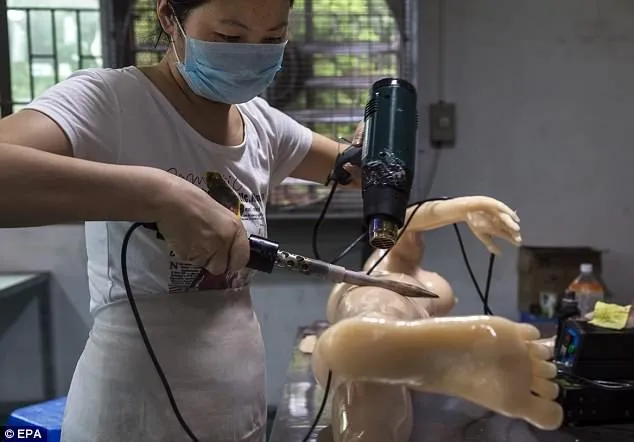 Bên trong nhà máy sản xuất búp bê người lớn AI- Ảnh 2.