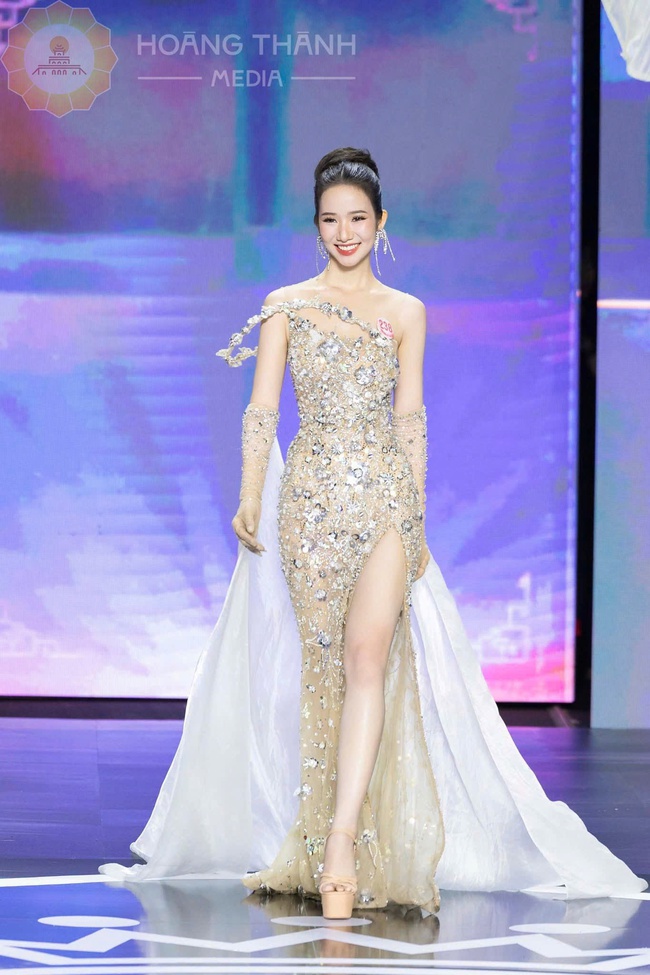 Nữ sinh Huế được mẹ "nắn chân" từ nhỏ để thi Hoa hậu: Học hành giỏi giang, vững vàng trước thử thách nhờ một câu nói- Ảnh 2.
