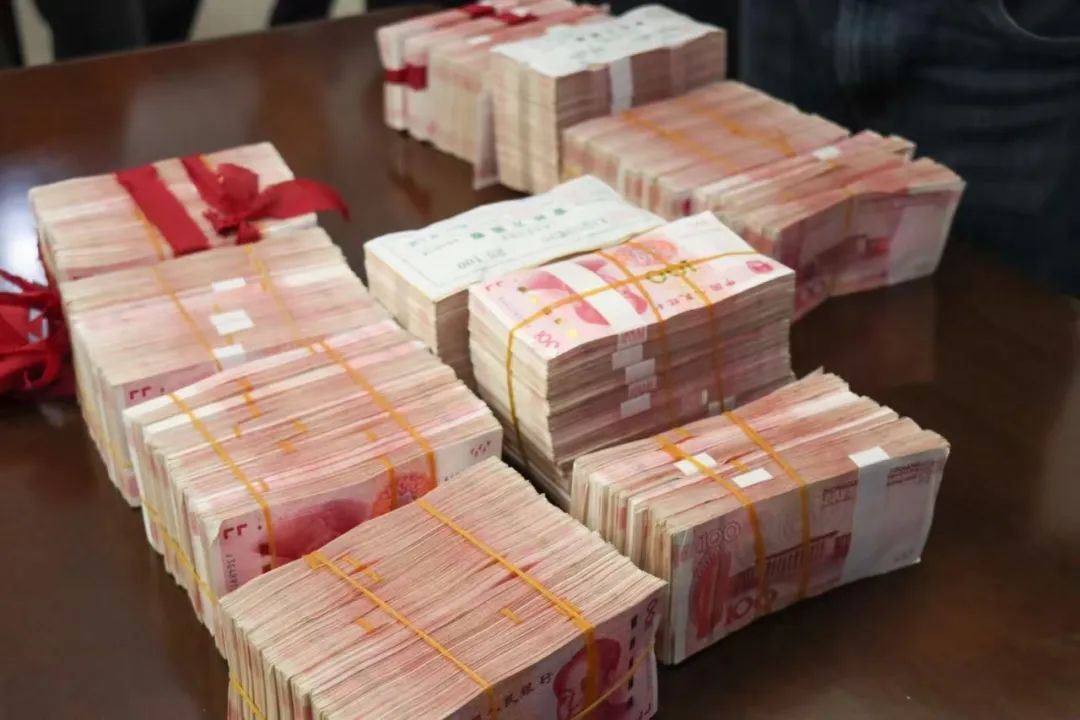 Phát hiện 3,6 tỷ đồng tiền mặt trong gói hàng của một người phụ nữ gửi cho 2 người lạ- Ảnh 2.