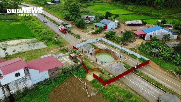 Xe máy rơi xuống 'hố tử thần': Nước dâng trở lại, 1 tuần chưa tìm thấy nạn nhân- Ảnh 1.