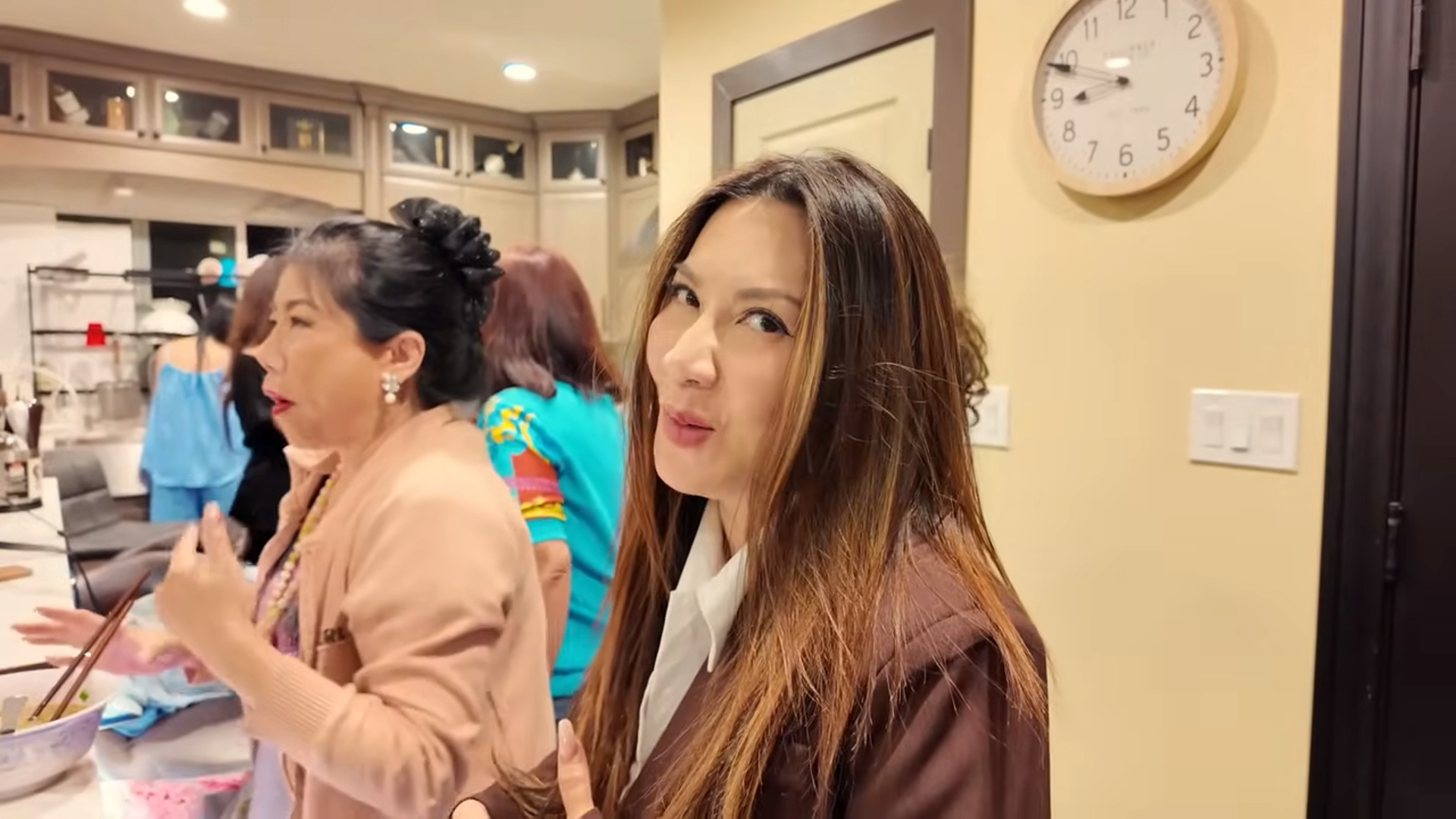 Mẹ Bằng Kiều đón tuổi 85 trong biệt thự 2000m2, con dâu cũ từ Việt Nam về vội tới tham dự- Ảnh 1.