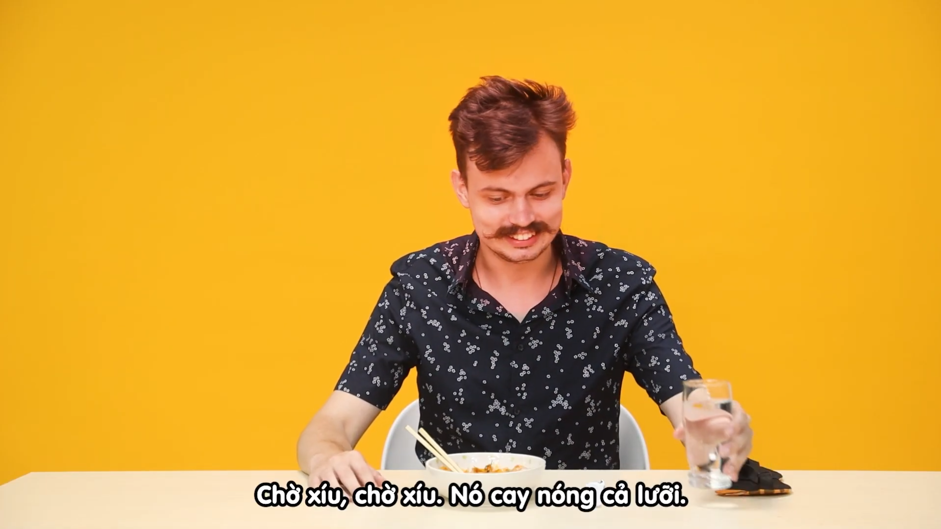 Khách Nga thốt lên "trời đất ơi" ngay khi nhìn thấy 1 món ăn vặt của Việt Nam, nếm 1 miếng liền bỏ cuộc- Ảnh 3.