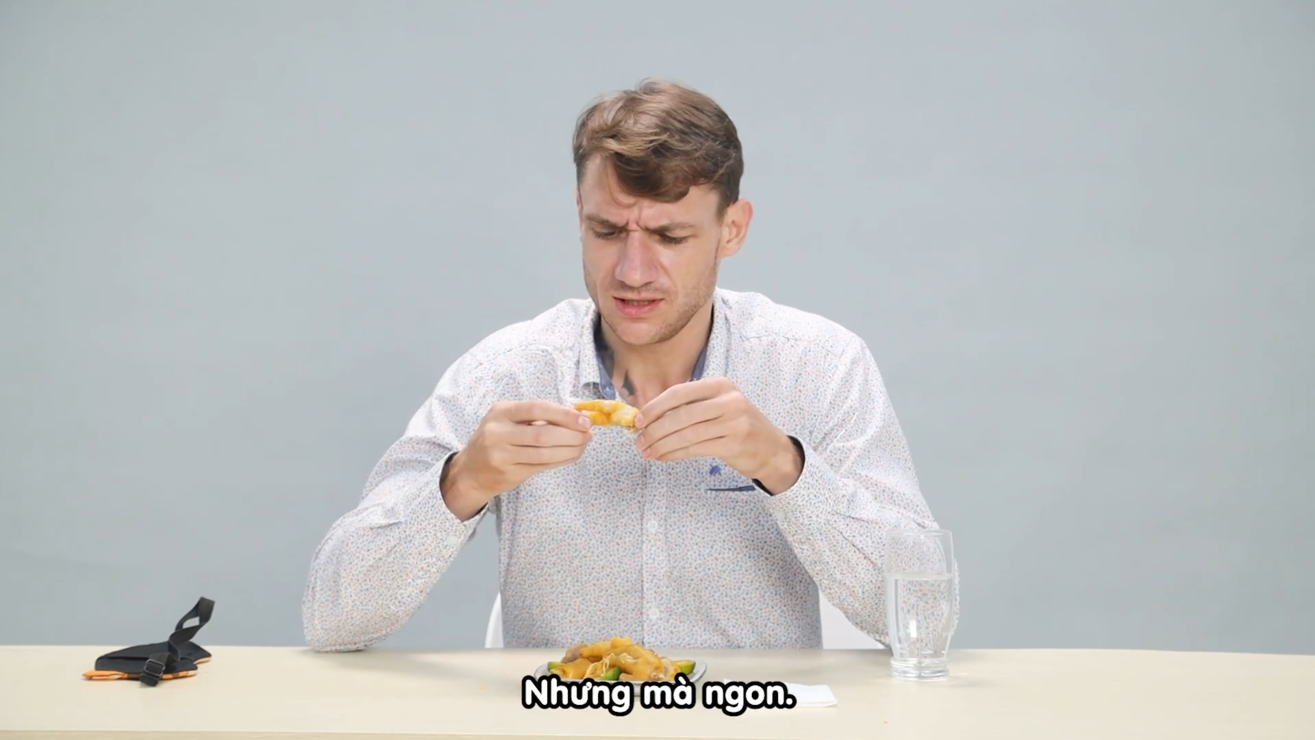 Khách Nga thốt lên "trời đất ơi" ngay khi nhìn thấy 1 món ăn vặt của Việt Nam, nếm 1 miếng liền bỏ cuộc- Ảnh 1.