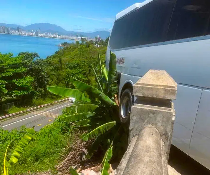 Xe khách bất ngờ tụt dốc ở chùa Linh Ứng, Đà Nẵng- Ảnh 1. Xe khách bất ngờ tụt dốc ở chùa Linh Ứng, Đà Nẵng- Ảnh 1.