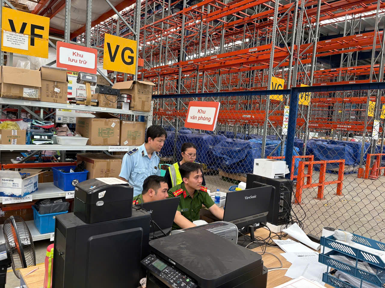 Kiểm tra Công ty Á Châu ở Bắc Ninh, phát hiện 226.000 sản phẩm hóa mỹ phẩm, đồ thời trang, hàng gia dụng không rõ nguồn gốc xuất xứ- Ảnh 1.