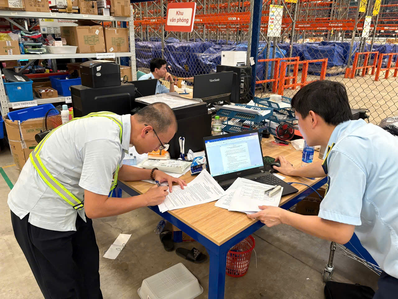 Kiểm tra Công ty Á Châu ở Bắc Ninh, phát hiện 226.000 sản phẩm hóa mỹ phẩm, đồ thời trang, hàng gia dụng không rõ nguồn gốc xuất xứ- Ảnh 2.
