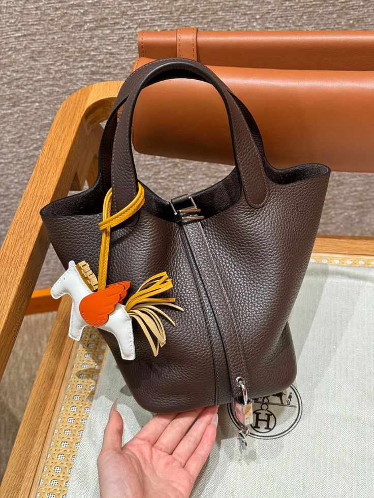 Chiếc túi Polo Play đang viral: Ngôi sao mới của Ralph Lauren hay bản dupe hoàn hảo của Hermès Picotin?- Ảnh 15.