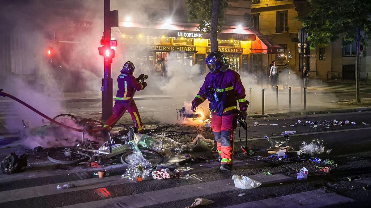 Video: Kinh hoàng cảnh bạo loạn mừng PSG vô địch khiến Paris chìm trong máu và nước mắt, 559 người bị bắt, 692 vụ cháy- Ảnh 6.