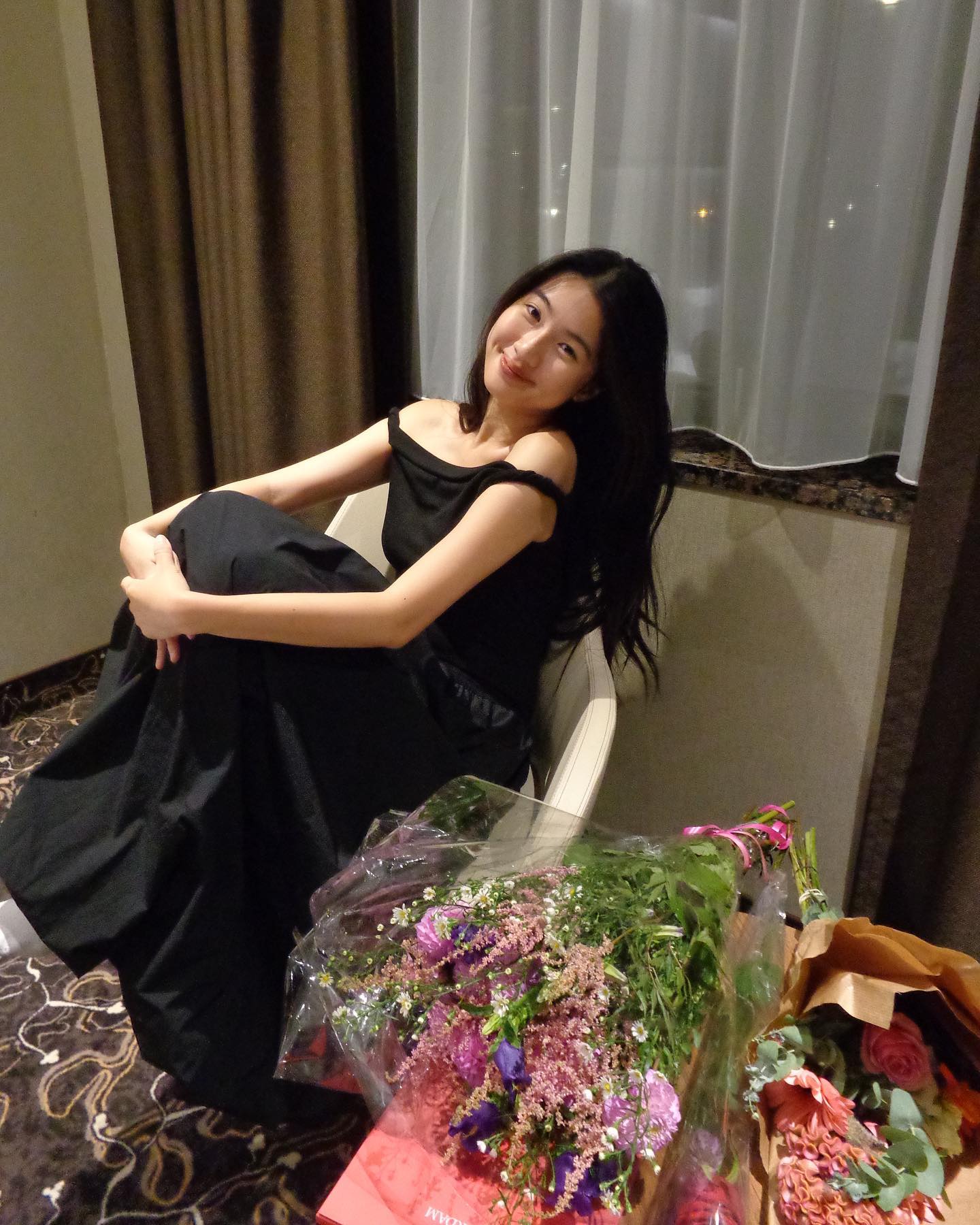 Phát hiện Hà Thi unfollow Thạch Trang, hội gái xinh nổi tiếng bị đồn Phát hiện Hà Thi unfollow Thạch Trang, hội gái xinh nổi tiếng bị đồn