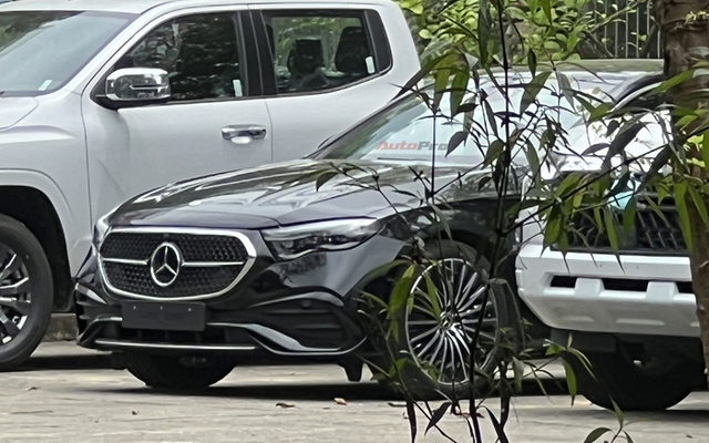 Mercedes-Benz E-Class 'dọn kho' giảm giá còn hơn 1,7 tỷ đồng tại đại lý: Ngang giá lăn bánh Camry, chờ đời mới ra mắt đấu 5 Series- Ảnh 2.
