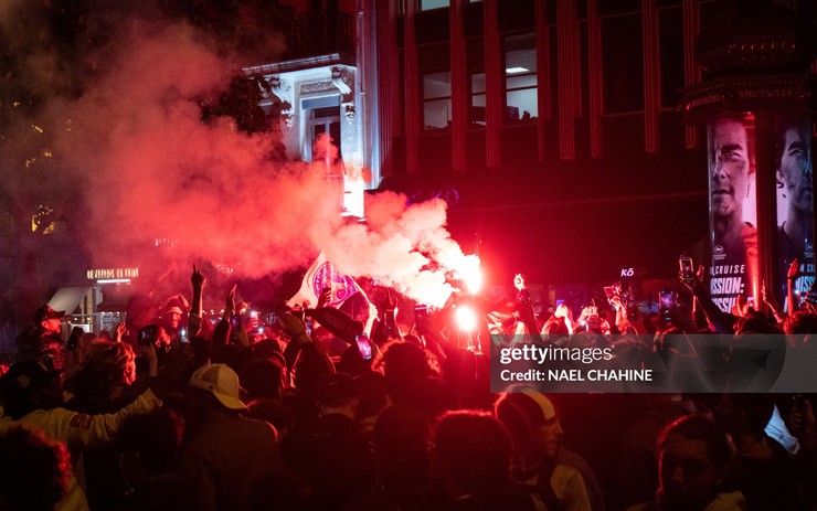 Video: Kinh hoàng cảnh bạo loạn mừng PSG vô địch khiến Paris chìm trong máu và nước mắt, 559 người bị bắt, 692 vụ cháy- Ảnh 2.