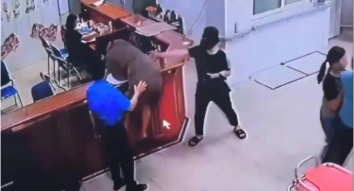Nữ nhân viên y tế bị người đàn ông tấn công: Bộ Y tế đề nghị điều tra gấp- Ảnh 1.