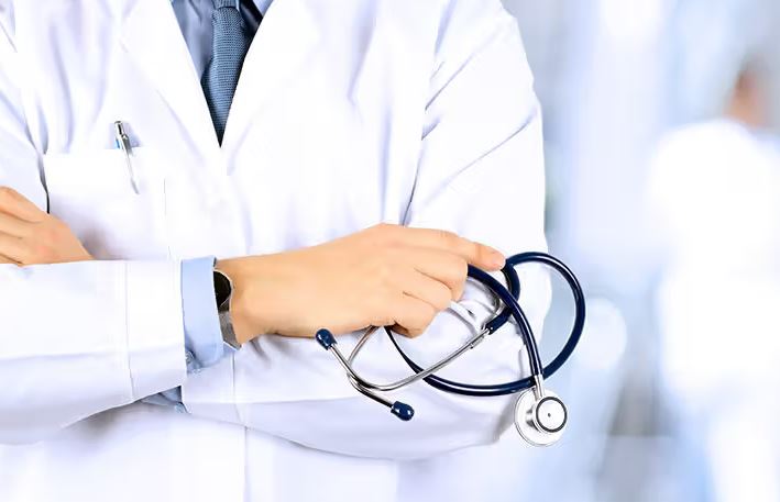 Phẫn nộ nam bác sĩ cố tình chẩn bệnh sai cho hàng trăm người khoẻ mạnh, lấy tiền mua siêu xe- Ảnh 1. Phẫn nộ nam bác sĩ cố tình chẩn bệnh sai cho hàng trăm người khoẻ mạnh, lấy tiền mua siêu xe- Ảnh 1.