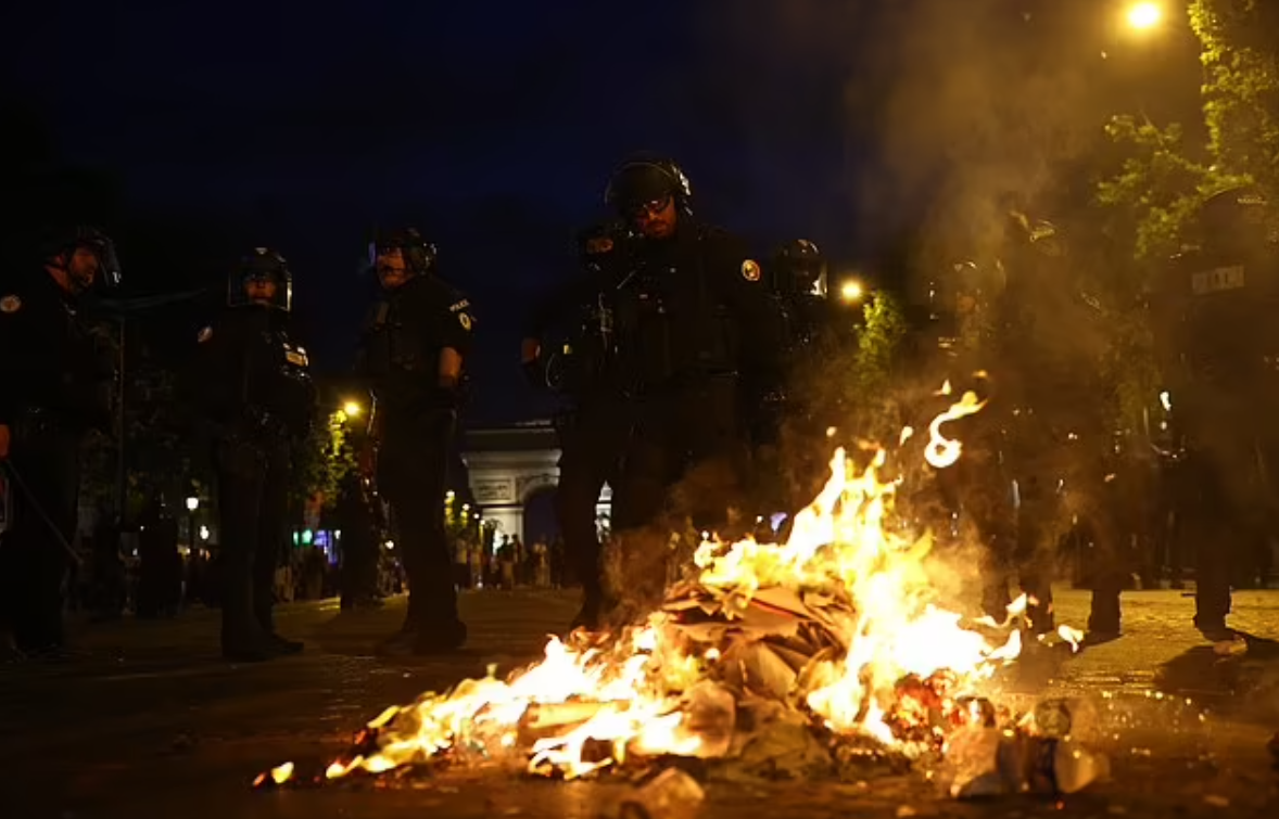 Video: Kinh hoàng cảnh bạo loạn mừng PSG vô địch khiến Paris chìm trong máu và nước mắt, 559 người bị bắt, 692 vụ cháy- Ảnh 4.