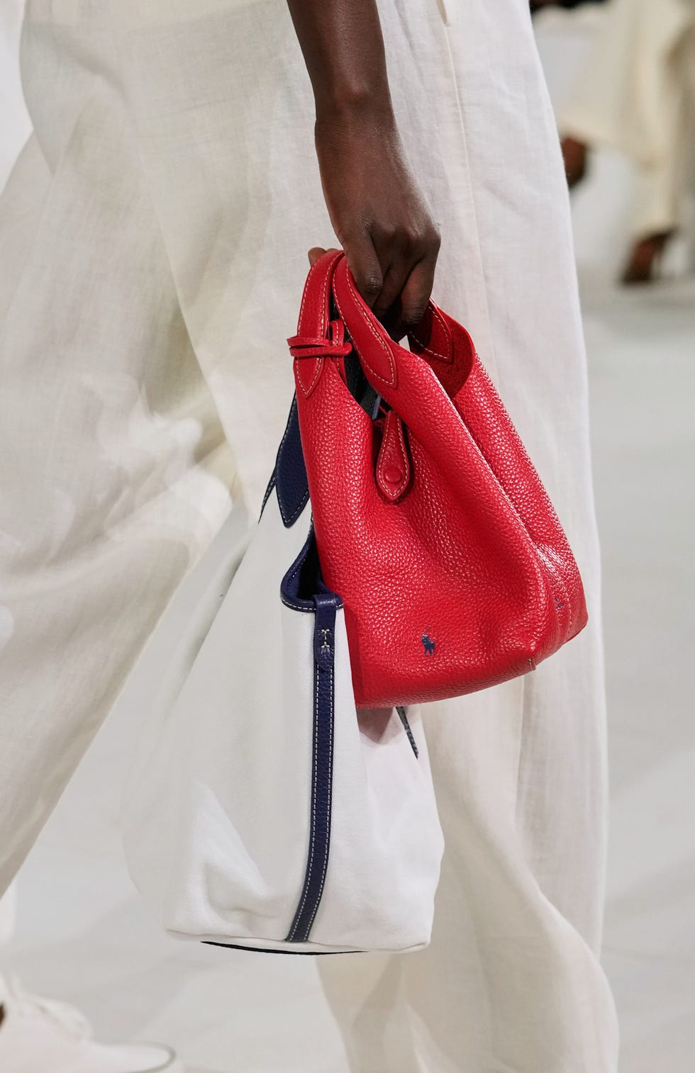 Chiếc túi Polo Play đang viral: Ngôi sao mới của Ralph Lauren hay bản dupe hoàn hảo của Hermès Picotin?- Ảnh 4.