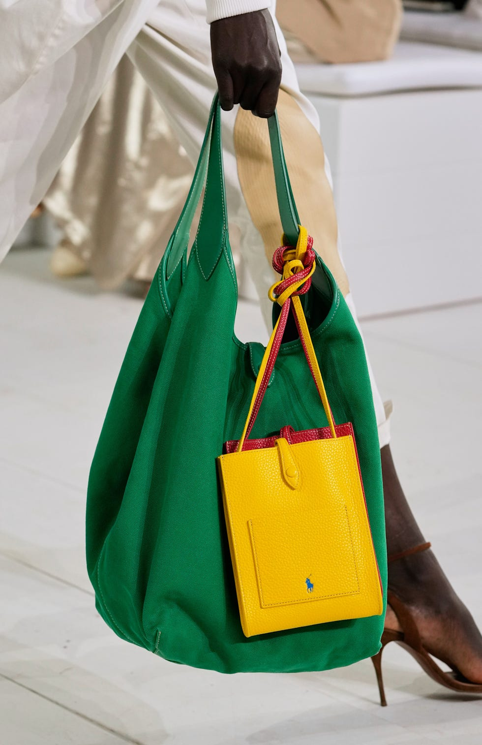 Chiếc túi Polo Play đang viral: Ngôi sao mới của Ralph Lauren hay bản dupe hoàn hảo của Hermès Picotin?- Ảnh 2.