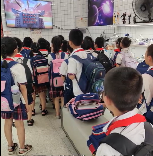 Mở cửa hàng gần trường học nhưng thua lỗ ê chề, cặp vợ chồng bất ngờ "đổi đời" nhờ làm hành động vô cùng bình thường- Ảnh 3.