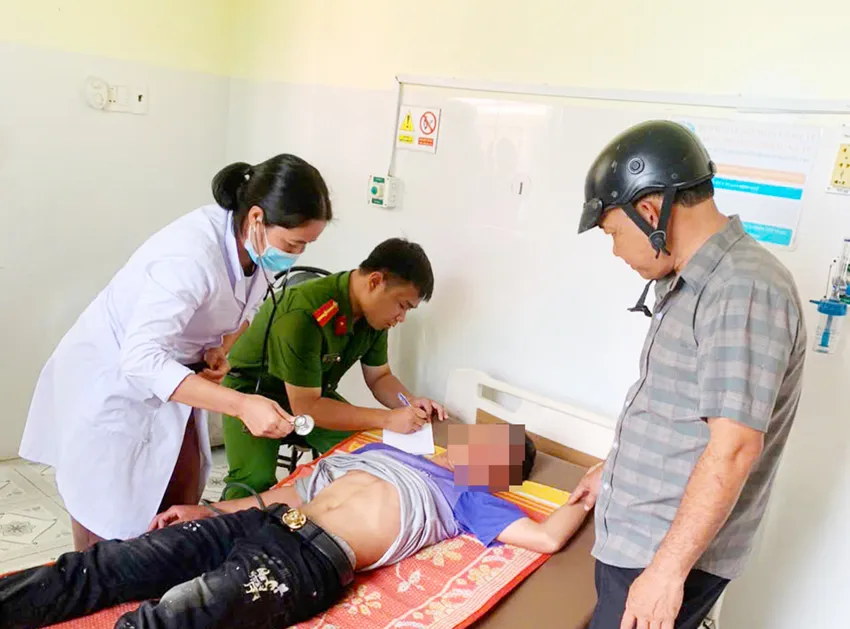 Nam sinh nhảy cầu xong bơi vào bờ, hàng chục người người vất vả tìm kiếm- Ảnh 1.