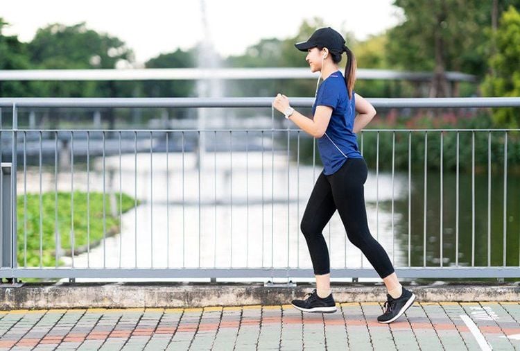 Sai lầm khi đi bộ khiến chị em 