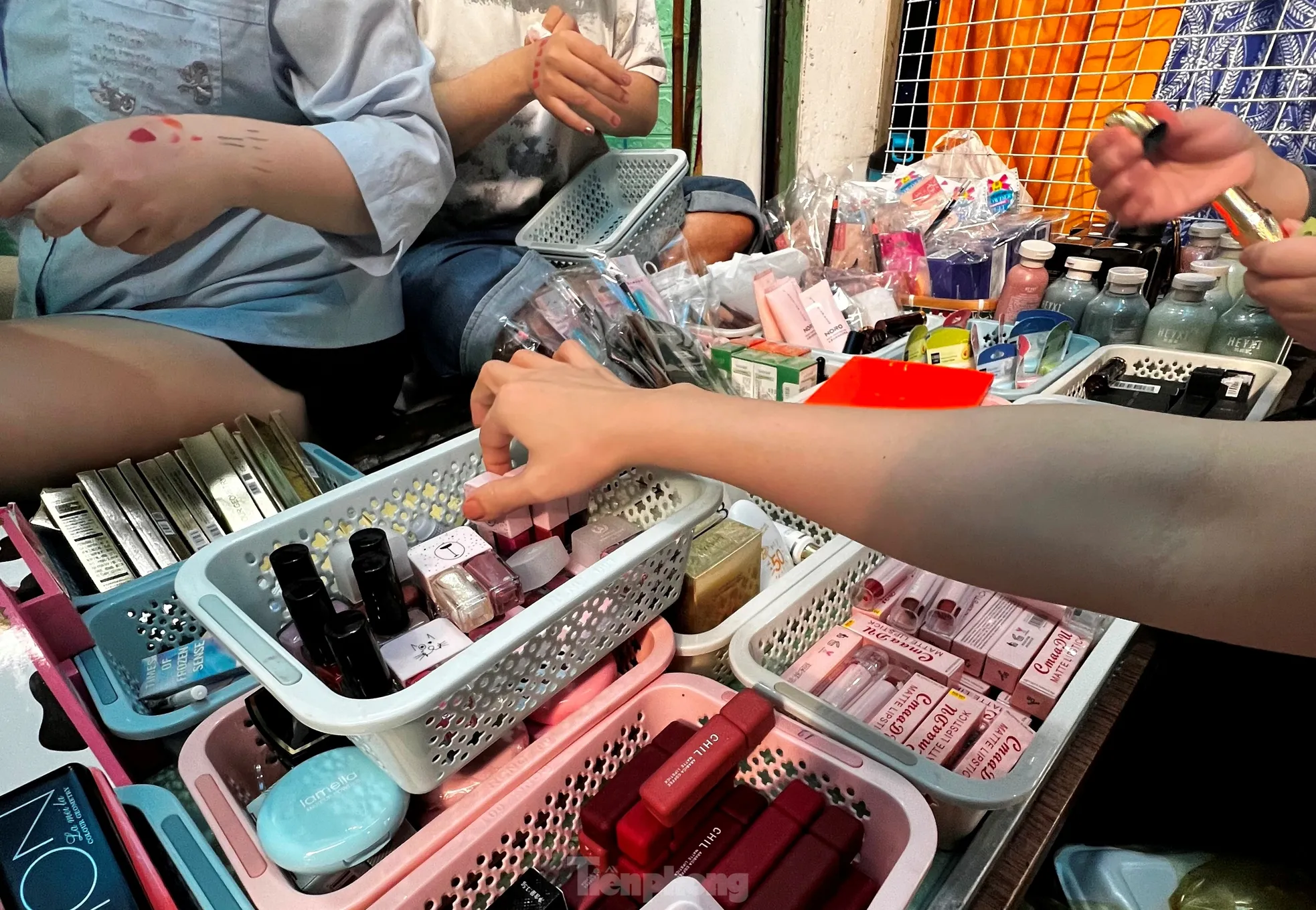 Cận cảnh "h&agrave;ng hiệu gi&aacute; b&egrave;o" cần l&agrave; c&oacute; ở chợ truyền thống TPHCM- Ảnh 2.