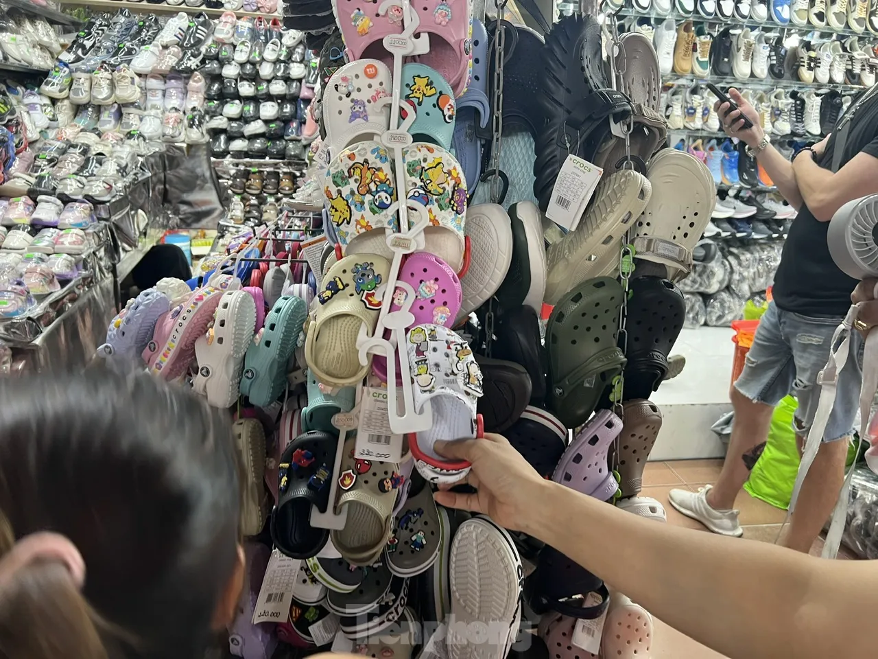 Cận cảnh "h&agrave;ng hiệu gi&aacute; b&egrave;o" cần l&agrave; c&oacute; ở chợ truyền thống TPHCM- Ảnh 6.