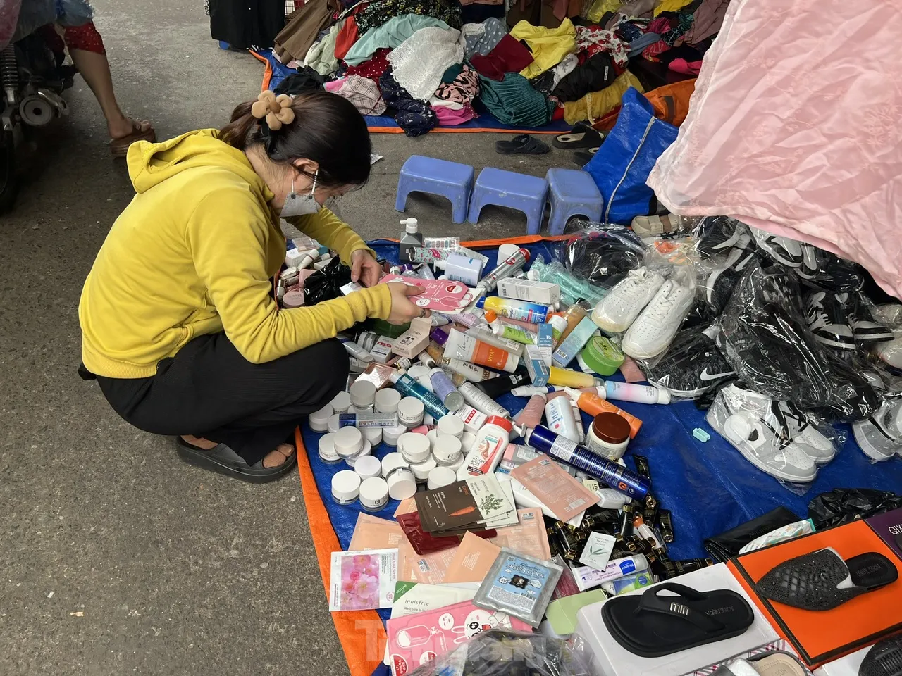 Cận cảnh "h&agrave;ng hiệu gi&aacute; b&egrave;o" cần l&agrave; c&oacute; ở chợ truyền thống TPHCM- Ảnh 1.