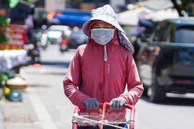 Miền Bắc nắng nóng trên 40 độ trước khi chuyển mưa dông- Ảnh 1.