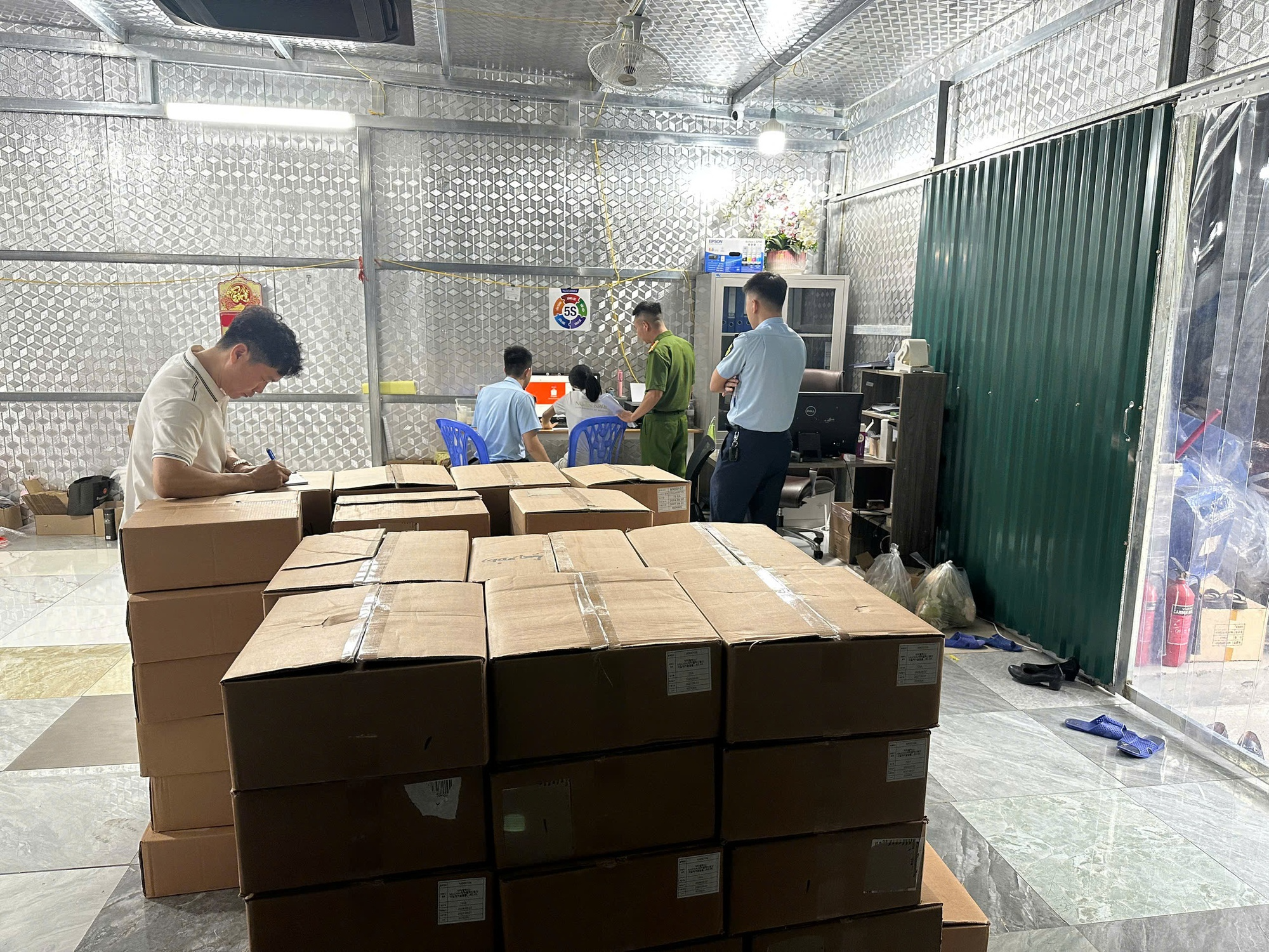 Danh tính người đứng sau Ngân Korea - công ty bị phát hiện nhập lậu 5.400 lọ mỹ phẩm- Ảnh 1.