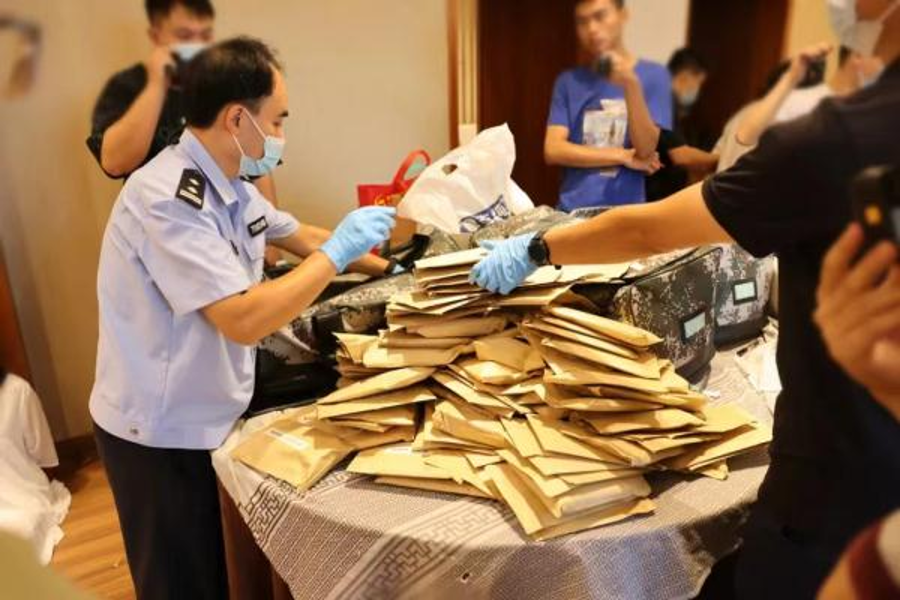 Tịch thu 36 tỷ đồng tiền mặt xếp thành chồng và 7 xe sang trong một nhà hàng, đóng băng tài khoản ngân hàng có 327 tỷ- Ảnh 2.