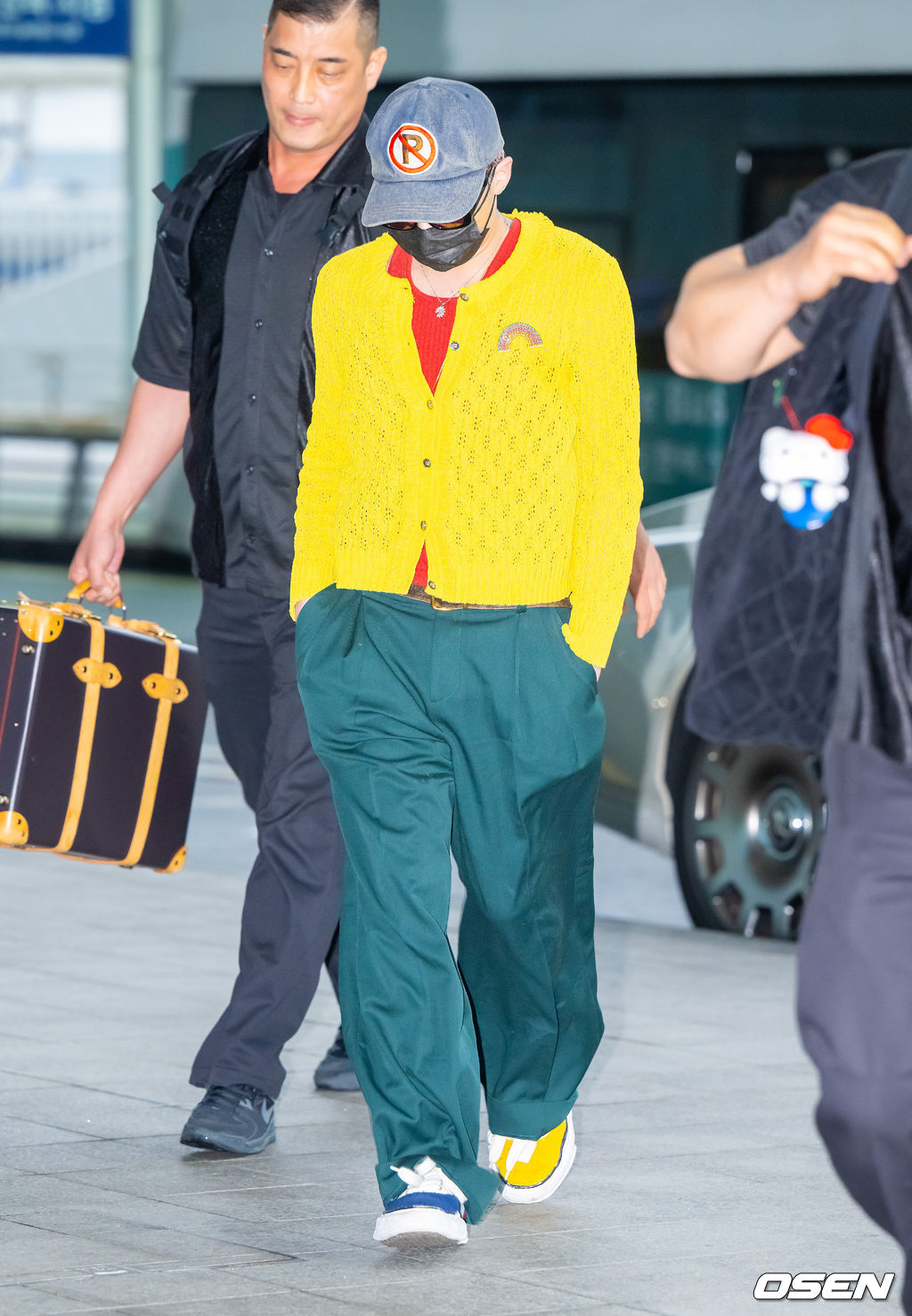 G-Dragon mặc áo đỏ - vàng khởi hành sang Việt Nam, đúng là sự tinh tế của 1 
