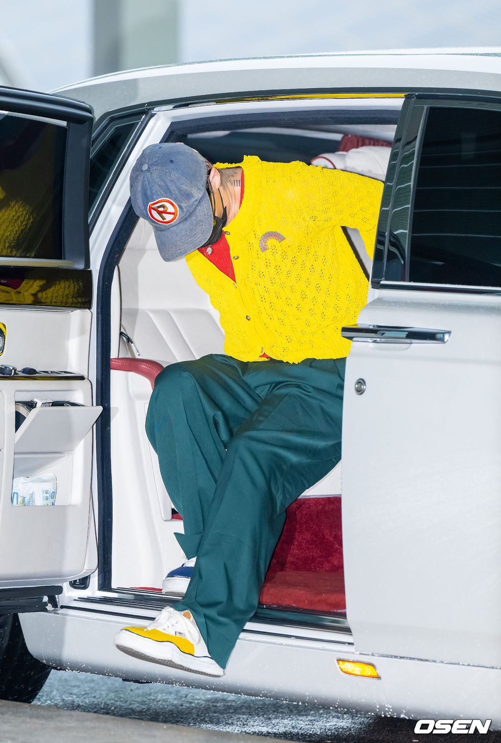 G-Dragon mặc áo đỏ - vàng khởi hành sang Việt Nam, đúng là sự tinh tế của 1 