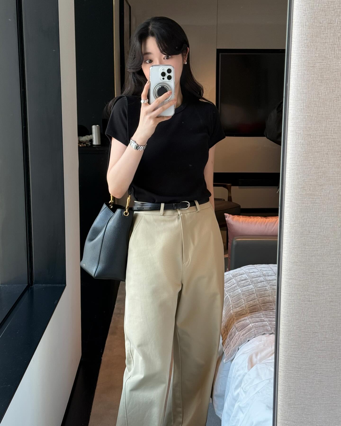 Đừng phối đồ cầu kỳ, chị em mặc áo thun theo 10 cách tối giản là sang trọng mọi lúc mọi nơi- Ảnh 1.