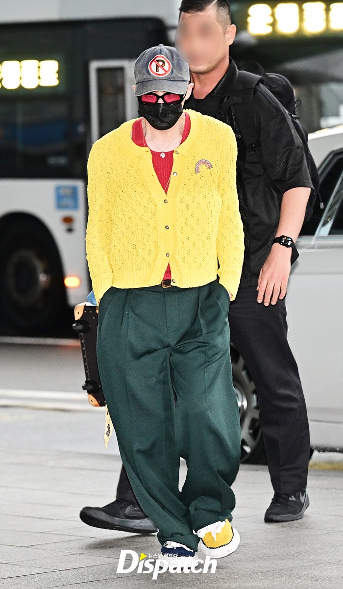 G-Dragon mặc áo đỏ - vàng khởi hành sang Việt Nam, đúng là sự tinh tế của 1 