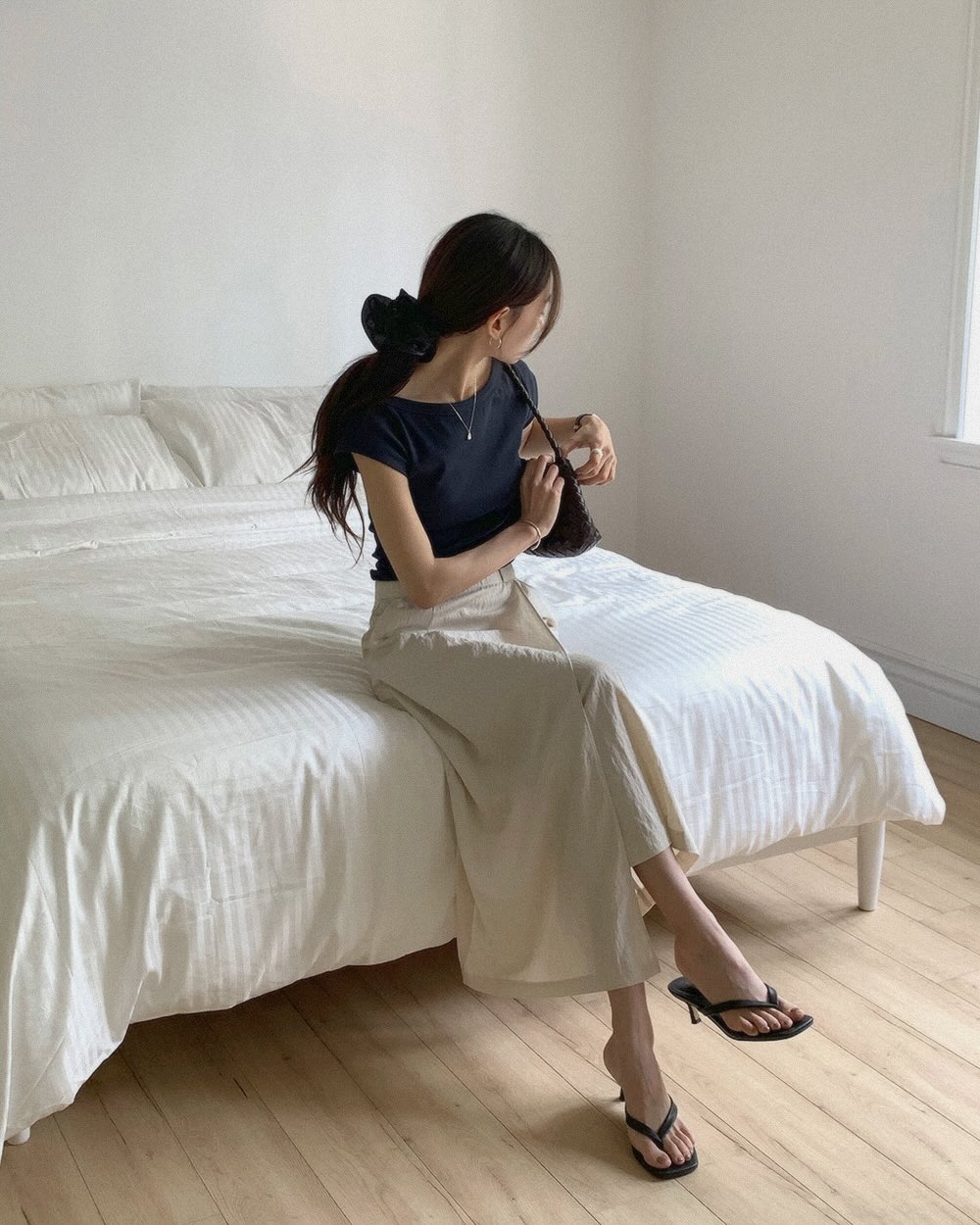Đừng phối đồ cầu kỳ, chị em mặc áo thun theo 10 cách tối giản là sang trọng mọi lúc mọi nơi- Ảnh 8.