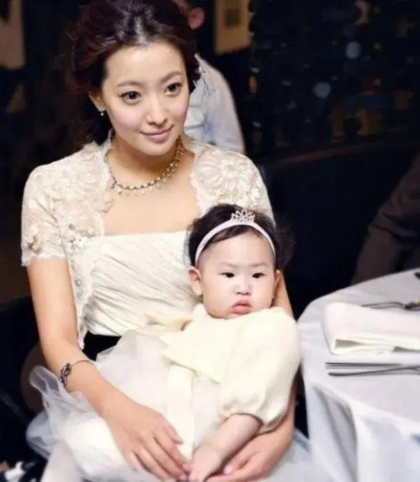 Con gái diễn viên nổi tiếng bị chê "mẹ tiên đẻ con cú", ngoại hình sau 16 năm khiến những người soi mói năm xưa quá xấu hổ- Ảnh 1.